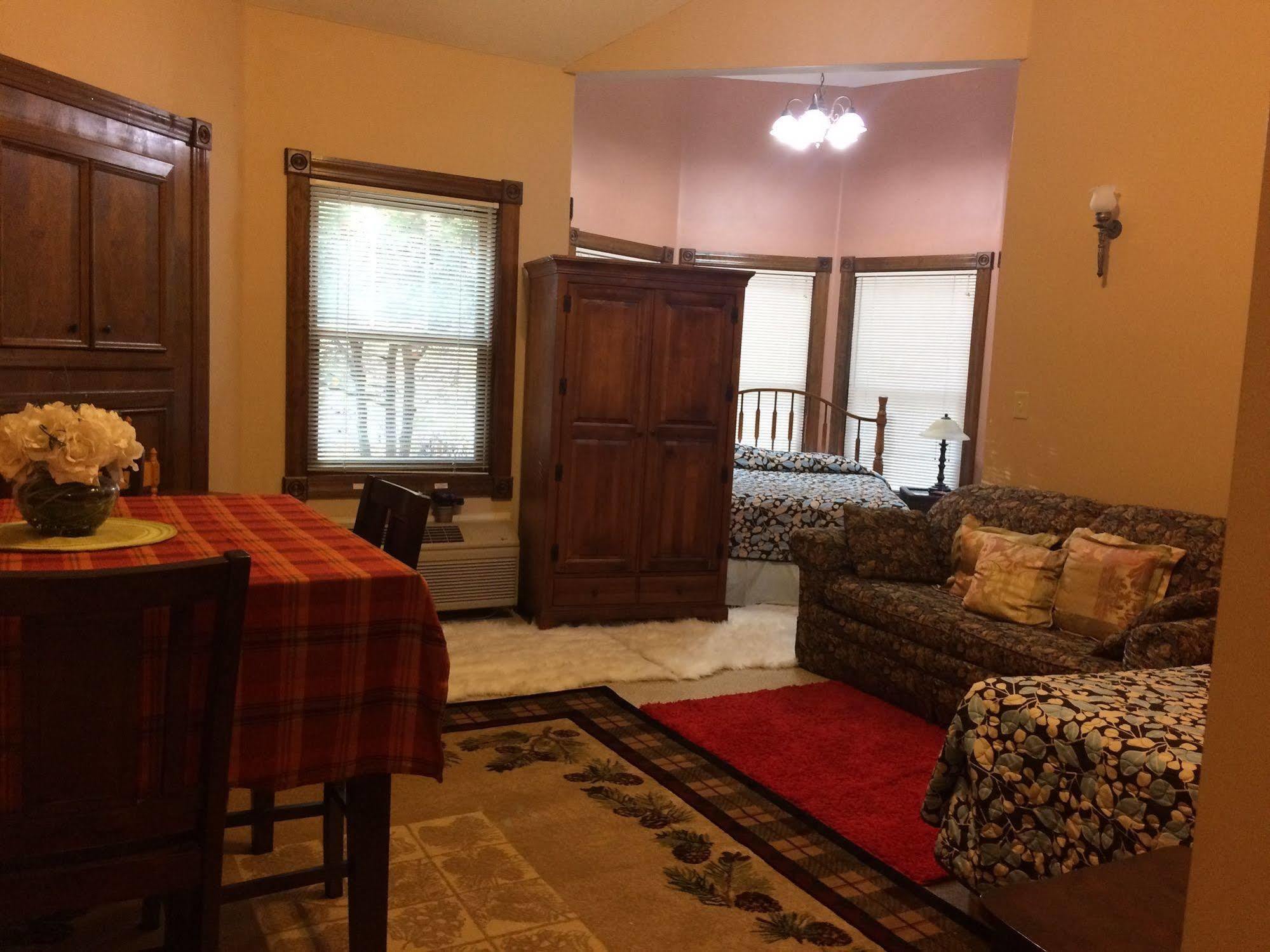 Spruce Hill & Hotel Mansfield